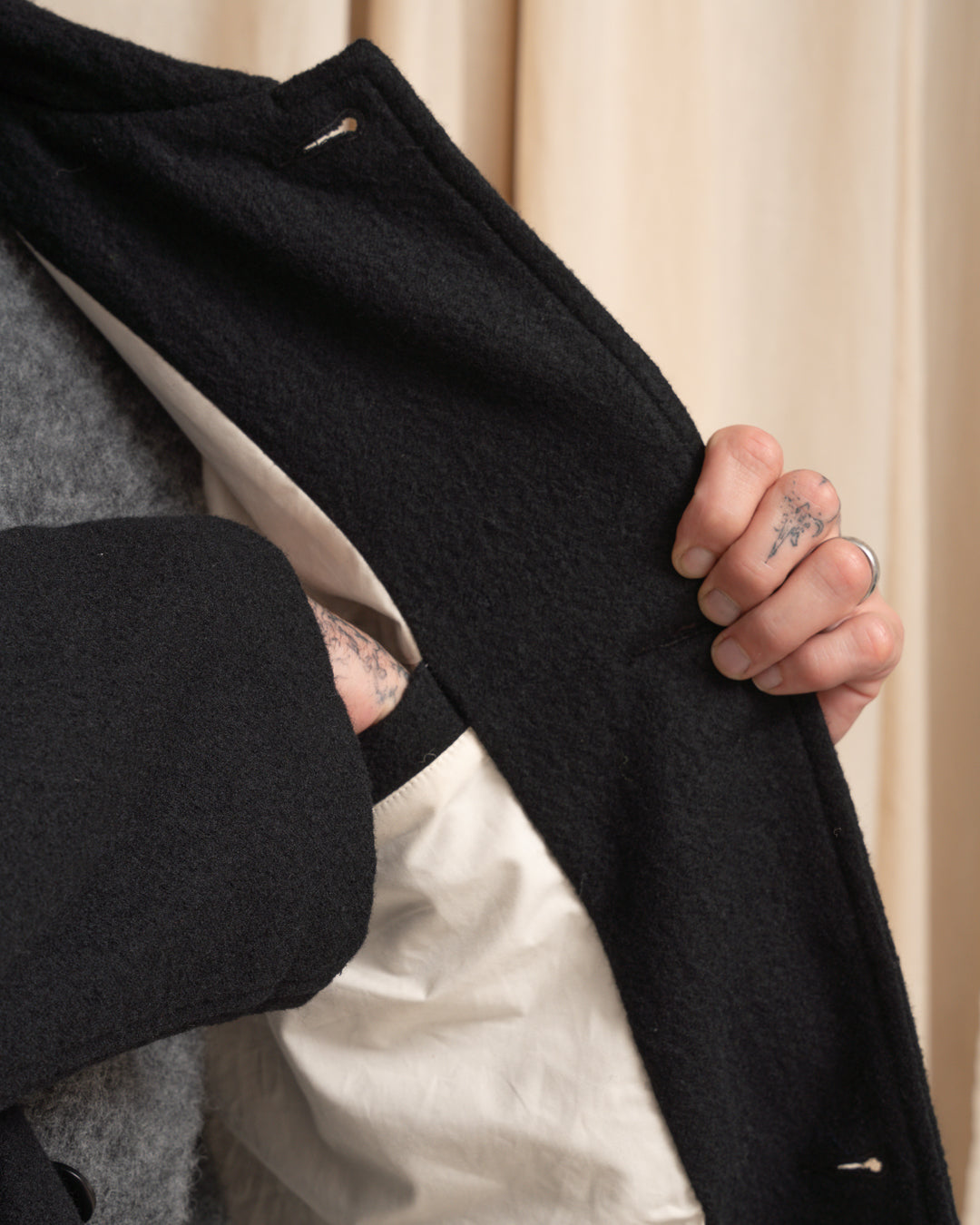 SAWED OFF MAC - BLACK PIECE DYED WOOL TWILL