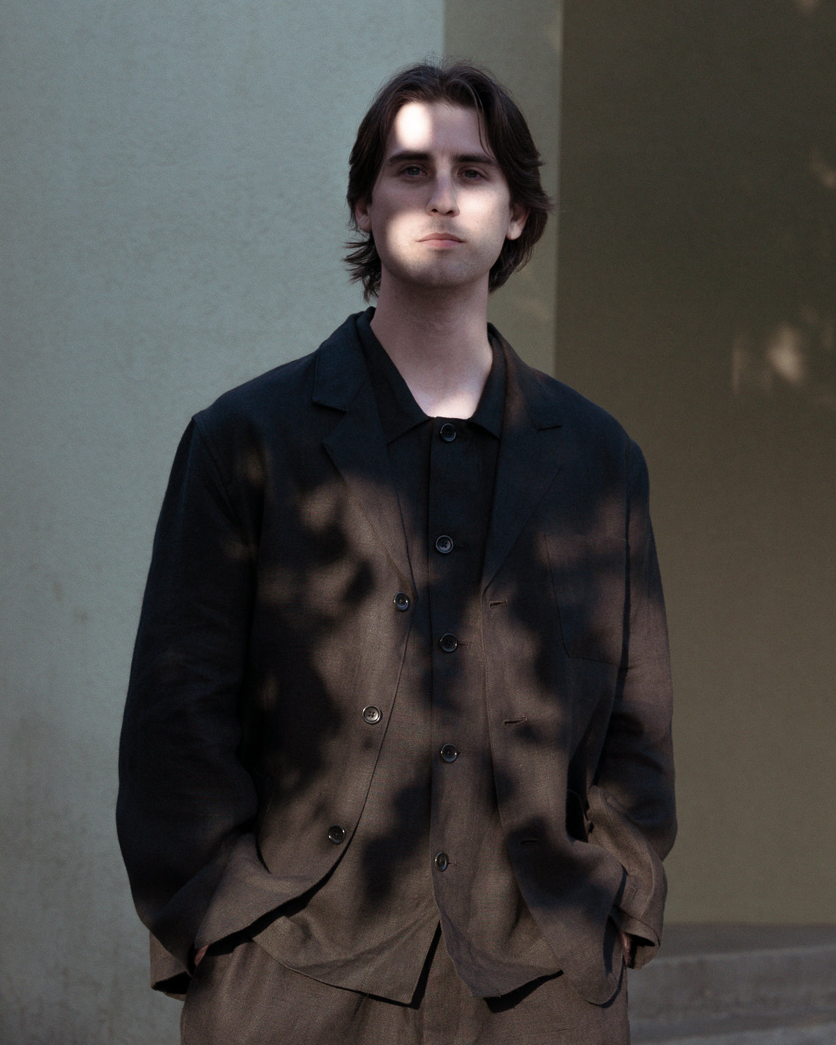 CARRY ON JACKET - BLACK WELTERWEIGHT LINEN – James Coward